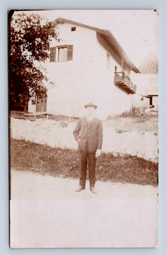 Pohlednice muž před domem ČR (P1220)