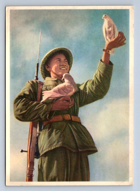 Pohlednice Vietnam voják a holubi barevná (P1224)