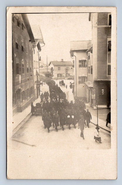Pohlednice skupina lidí české město (P1225)