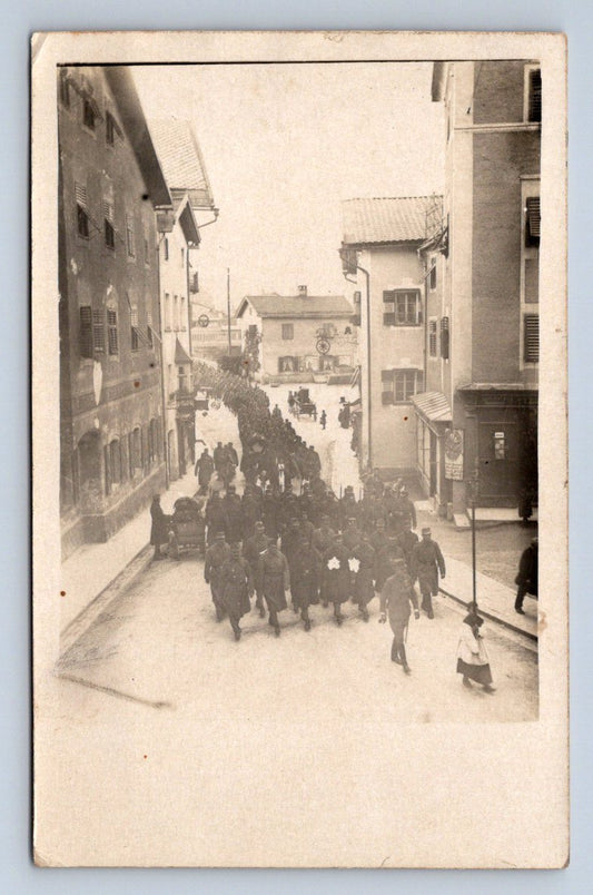 Pohlednice skupina lidí české město (P1225)