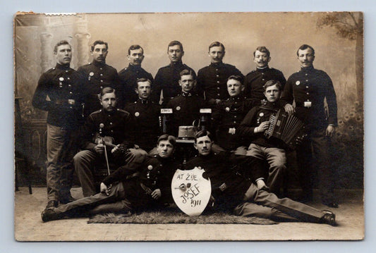Pohlednice ČR skupina v uniformách 1911 (P1228)