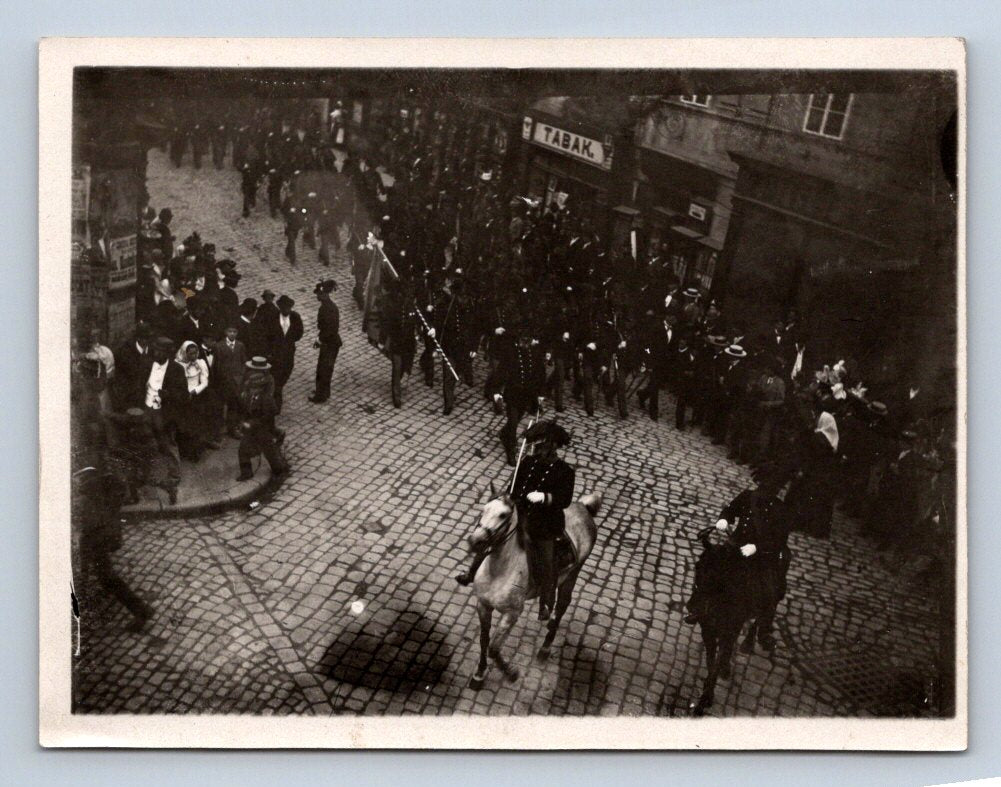 Pohlednice jezdecký průvod městem historická doprava vojáci (P1232)