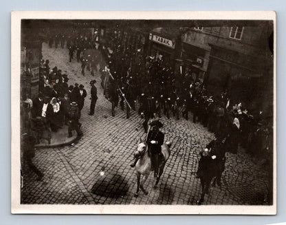 Pohlednice jezdecký průvod městem historická doprava vojáci (P1232)