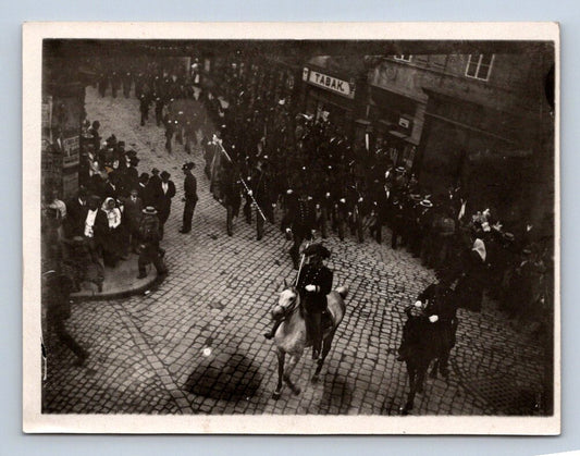 Pohlednice jezdecký průvod městem historická doprava vojáci (P1232)