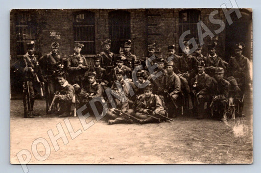 Pohlednice vojáci v uniformách skupinové foto ČB (P1259)