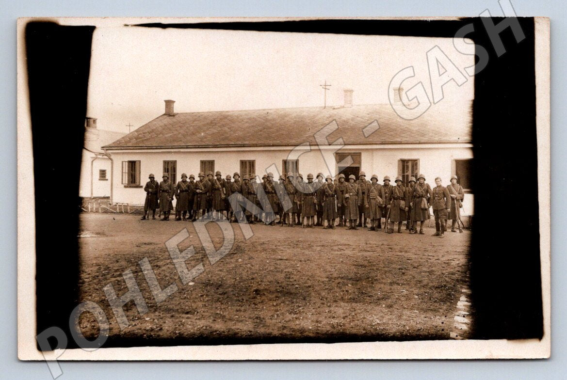 Pohlednice ČSR skupina vojáků před budovou (P1263)