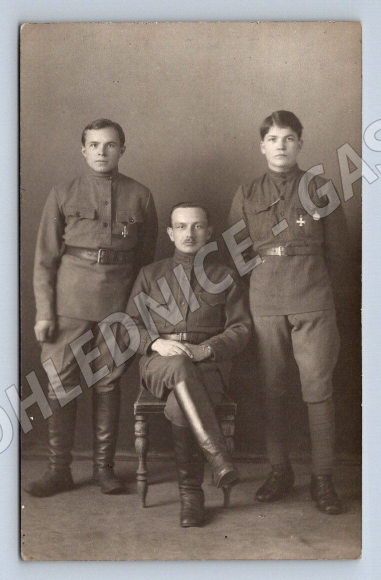 Pohlednice Rusko vojáci v uniformách ruční věnování (P1307)