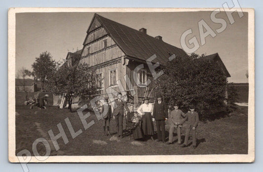 Pohlednice venkovský dřevěný dům s rodinou 1922 (P1441)