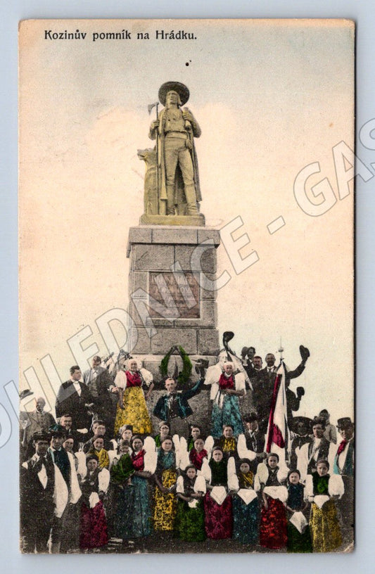 Pohlednice Hrádek Kožinův pomník 1922 lidové kroje (P1505)