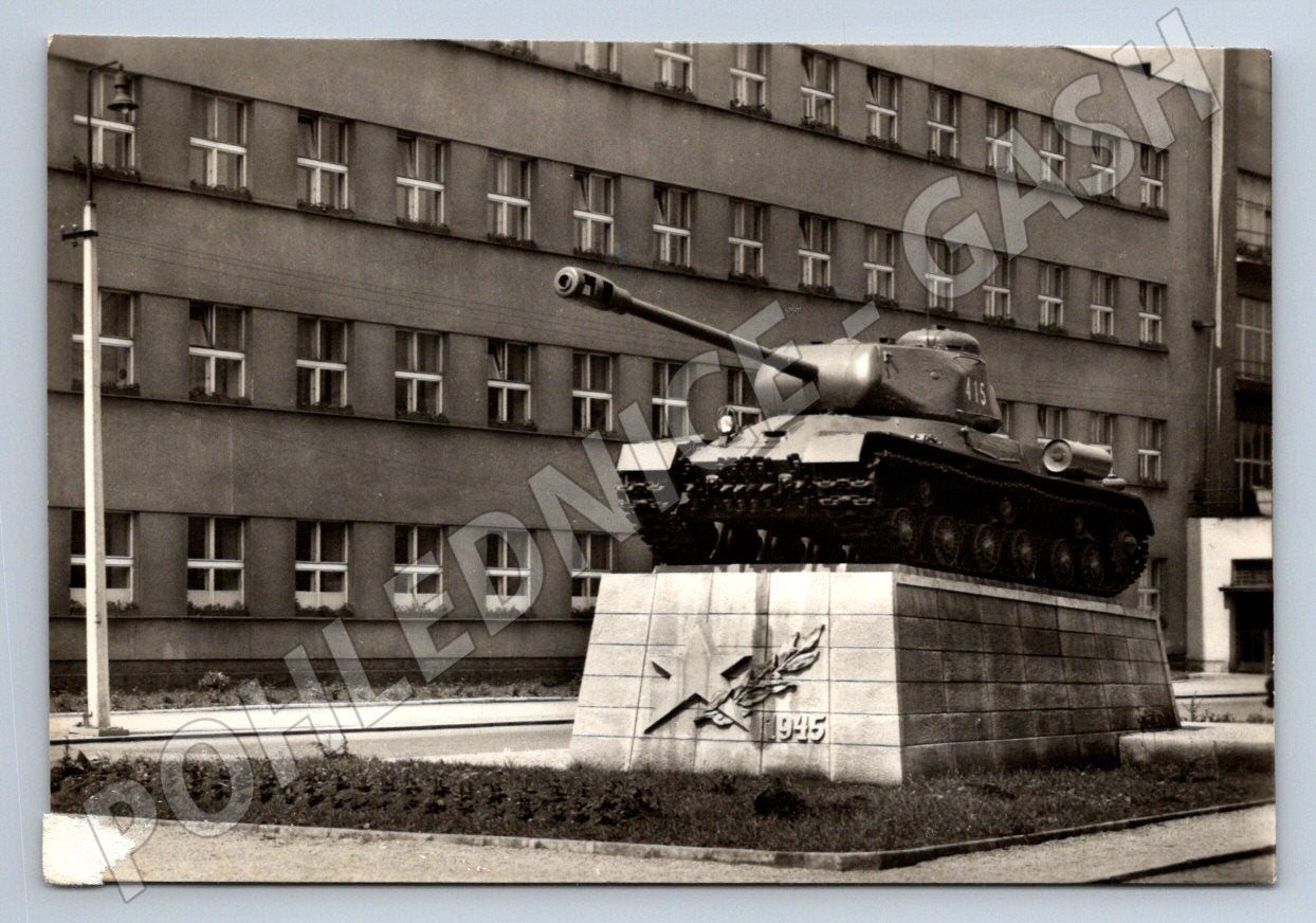 Pohlednice Trutnov památník tanku T34 před ONV 1945 PP (P2158)