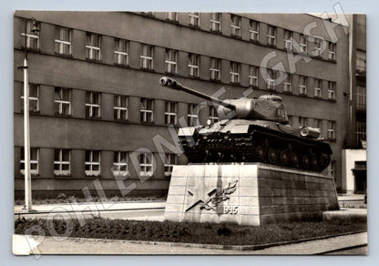 Pohlednice Trutnov památník tanku T34 před ONV 1945 PP (P2158)