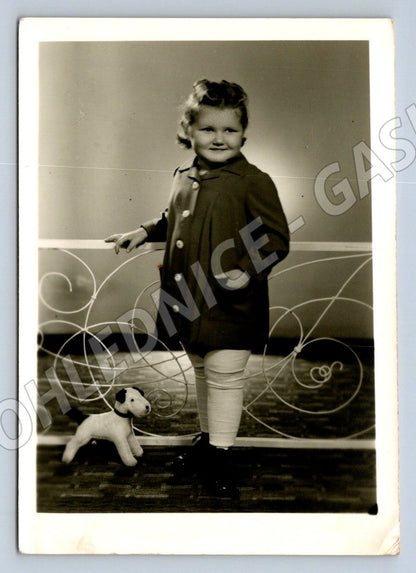 Stará fotografie usmívající se dítě s plyšovým psem (P2738)