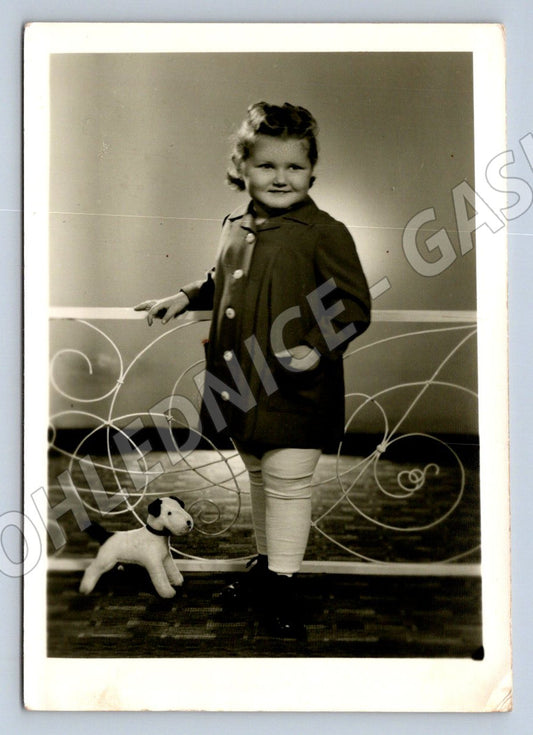 Stará fotografie usmívající se dítě s plyšovým psem (P2738)