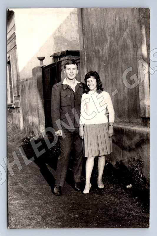 Stará fotografie mladý pár, muž v uniformě (P2741)