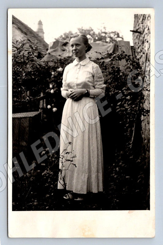 Stará fotografie mladá žena v šatech venku (P2742)
