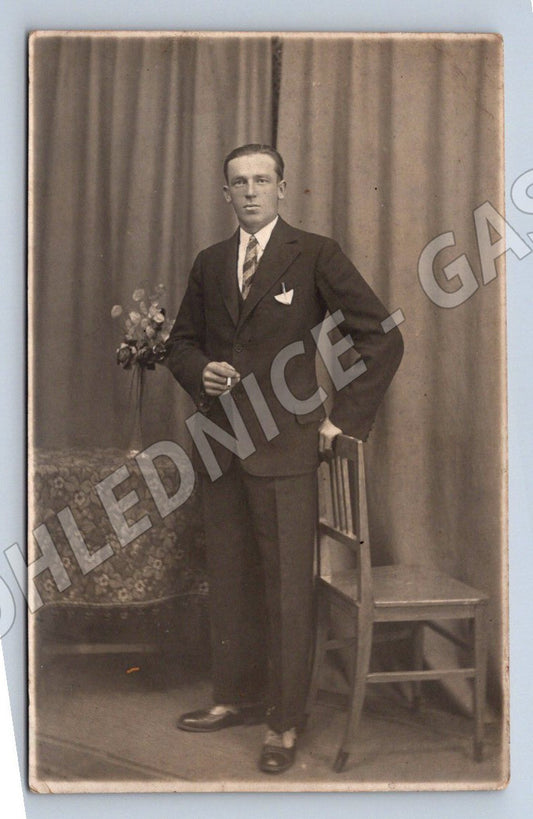 Stará fotografie Bohdaň muž s kyticí v obleku (P2748)