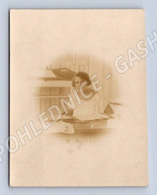Stará fotografie portrét ženy v interiéru (P2757)