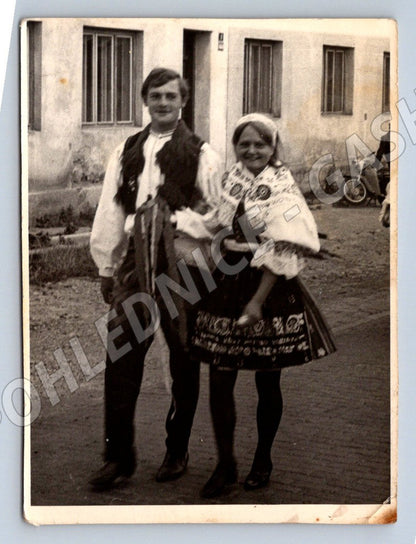 Stará fotografie muž nese ženu v kroji (P2760)