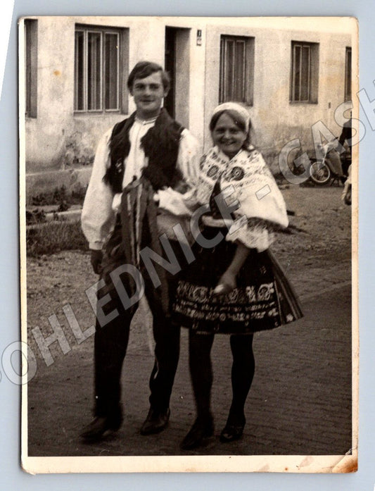 Stará fotografie muž nese ženu v kroji (P2760)