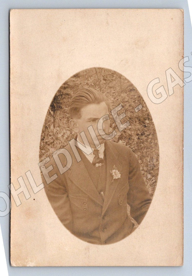 Pohlednice portrét mladého muže s květinou (P2764)