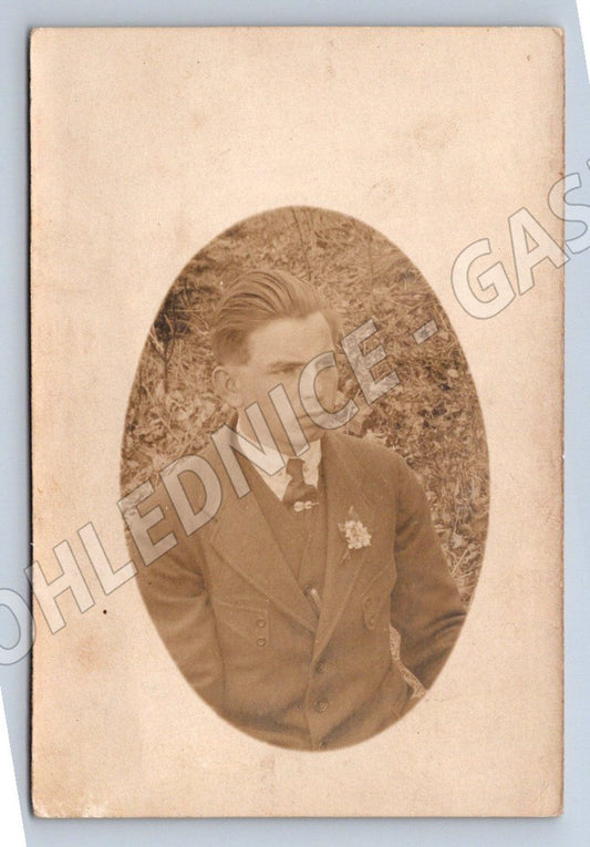 Pohlednice portrét mladého muže s květinou (P2764)