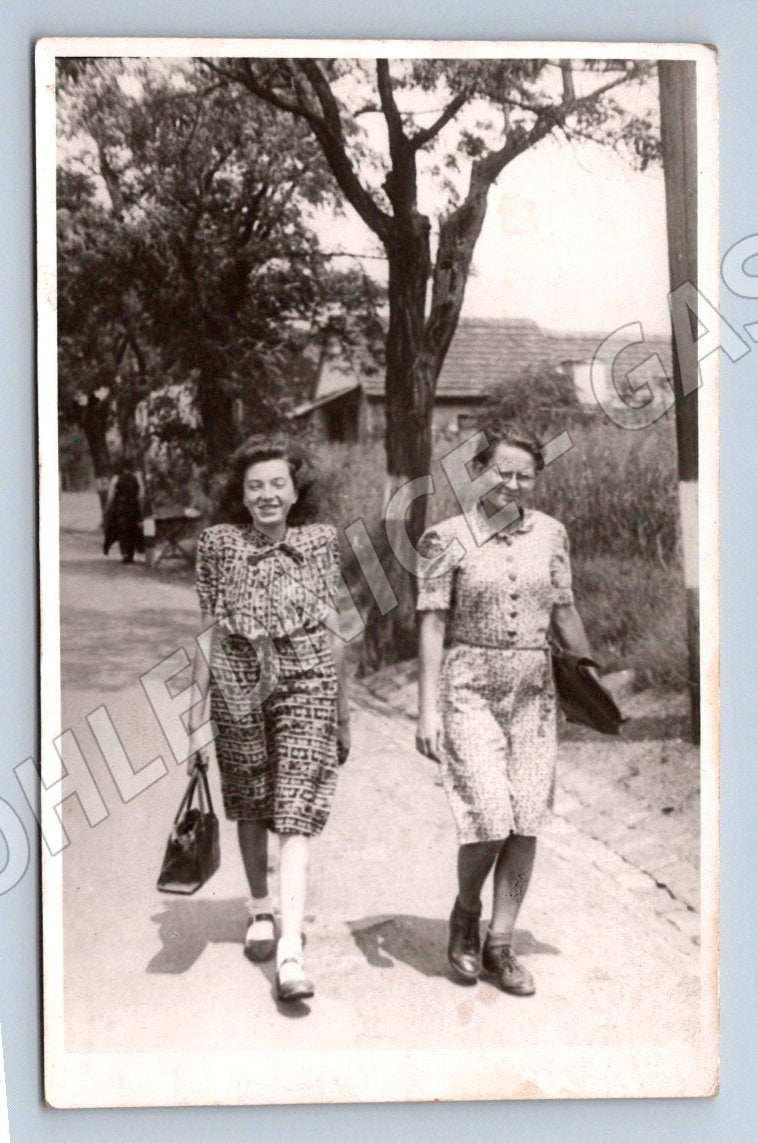 Pohlednice dvě ženy exteriér (P2765)