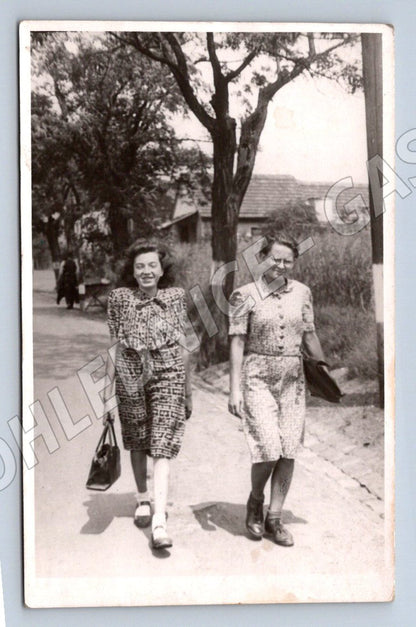 Pohlednice dvě ženy exteriér (P2765)