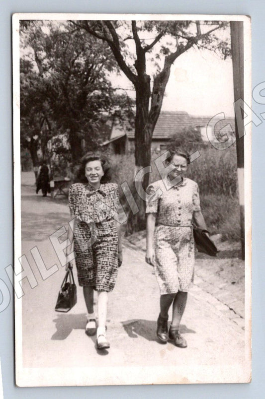 Pohlednice dvě ženy exteriér (P2765)