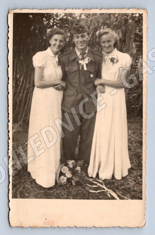 Stará fotografie tři osoby v trávě uniforma (P2767)