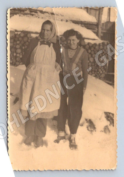 Stará fotografie dvě osoby ležící ve sněhu (P2768)