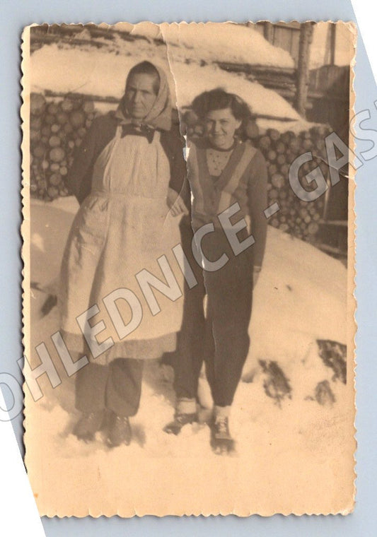 Stará fotografie dvě osoby ležící ve sněhu (P2768)