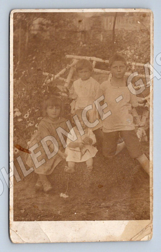 Pohlednice skupina dětí venku (P2771)