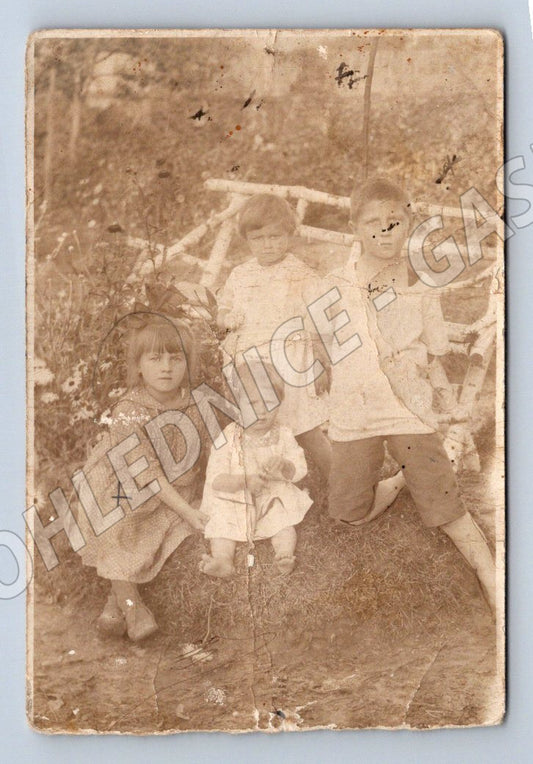 Pohlednice děti na trávě 1920 (P2772)
