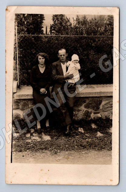 Pohlednice Rodina s dítětem venkovní scéna (P2773)