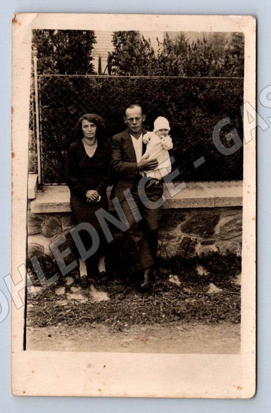 Pohlednice Rodina s dítětem venkovní scéna (P2773)