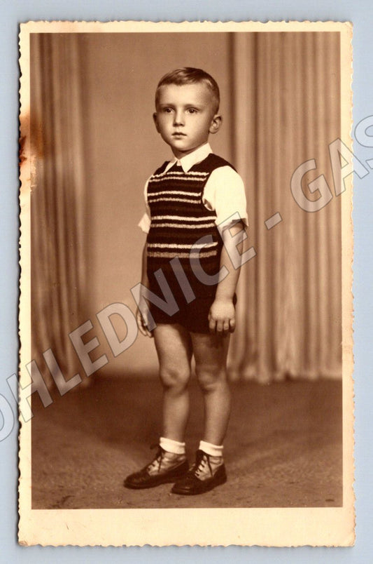 Stará fotografie Uhříněves chlapec v pruhované vestě (P2776)