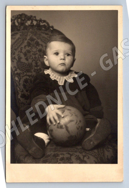 Stará fotografie Zagred dítě s míčem na pohovce (P2778)