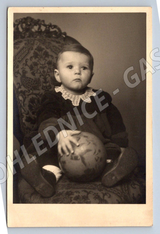 Stará fotografie Zagred dítě s míčem na pohovce (P2778)