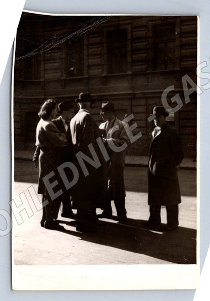 Stará fotografie tři muži v kabátech a kloboucích (P2788)