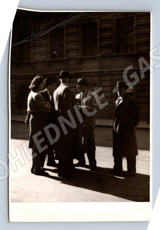 Stará fotografie tři muži v kabátech a kloboucích (P2788)