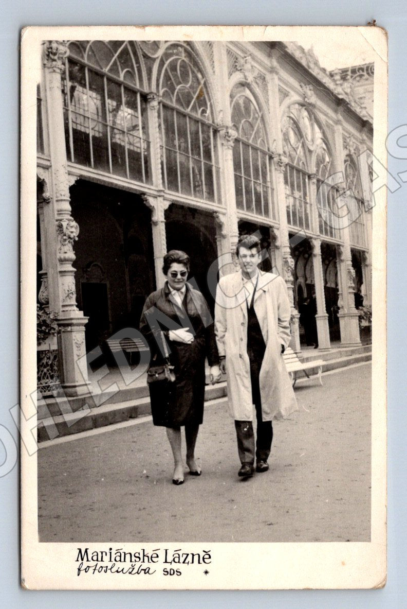 Pohlednice Mariánské Lázně kolonáda s párem 50. léta (P2798)