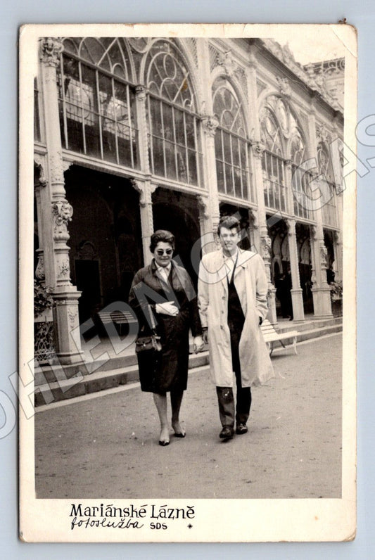 Pohlednice Mariánské Lázně kolonáda s párem 50. léta (P2798)