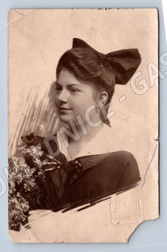 Stará fotografie Vídeň mladá žena s květinami (P2800)