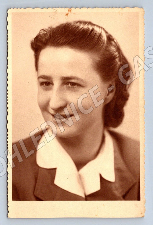 Stará fotografie ženský portrét s bílým límcem (P2801)