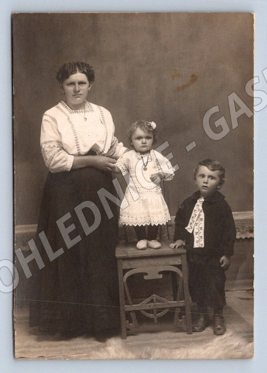 Stará fotografie žena se dvěma dětmi (P2802)