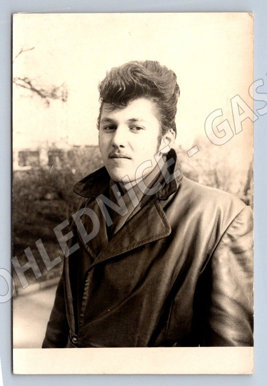 Stará fotografie mladý muž v kabátu venku (P2803)