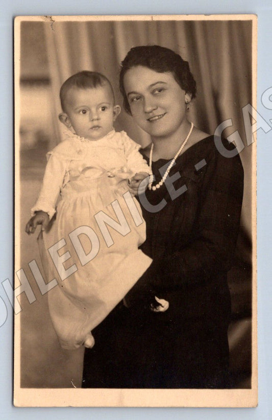 Stará fotografie žena s dítětem (P2804)