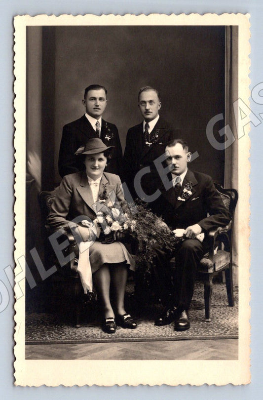 Stará fotografie čtyři lidé s kyticí (P2809)