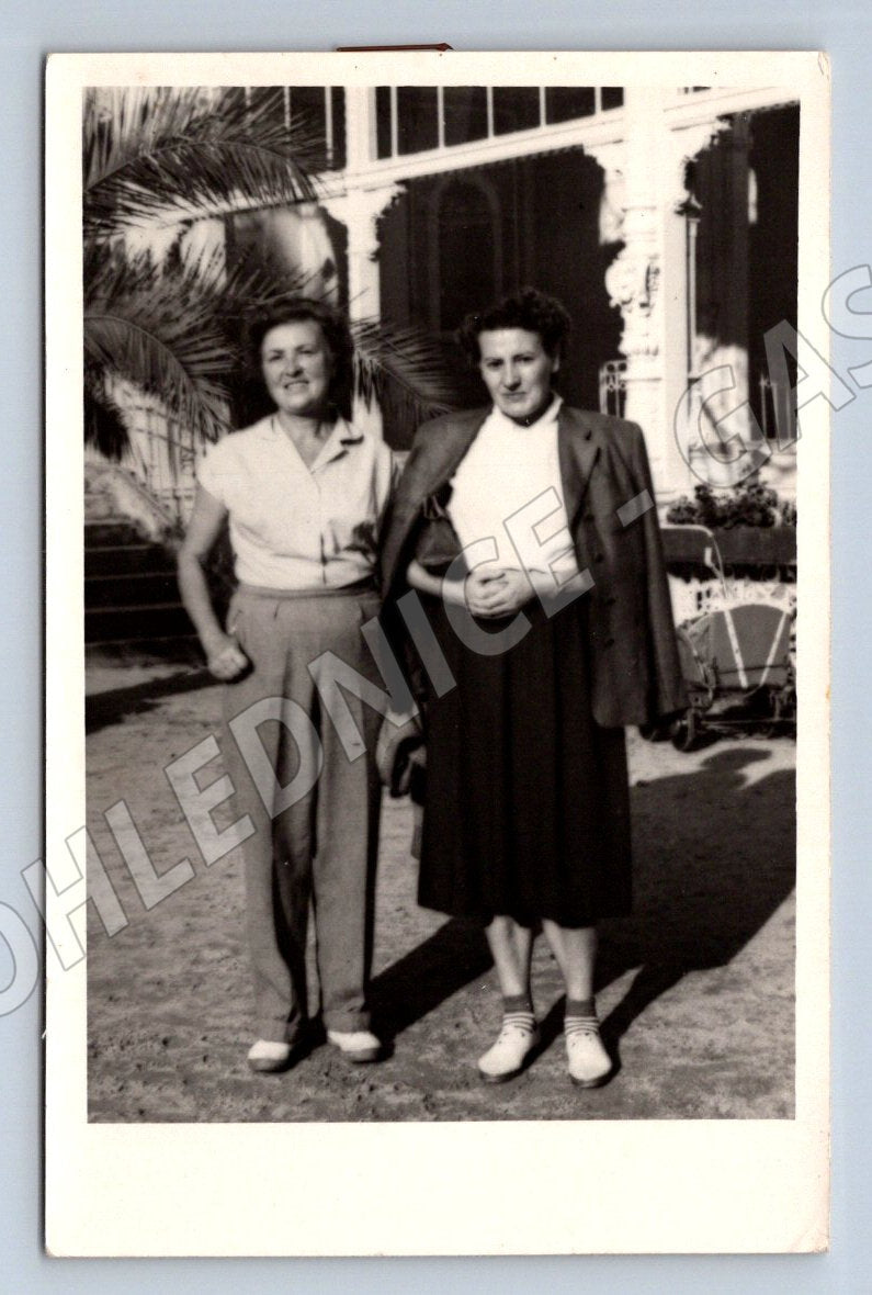 Stará fotografie dvě usmívající se ženy (P2810)