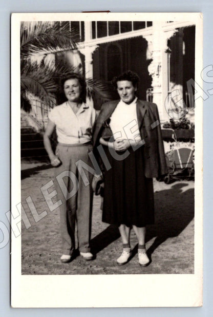 Stará fotografie dvě usmívající se ženy (P2810)